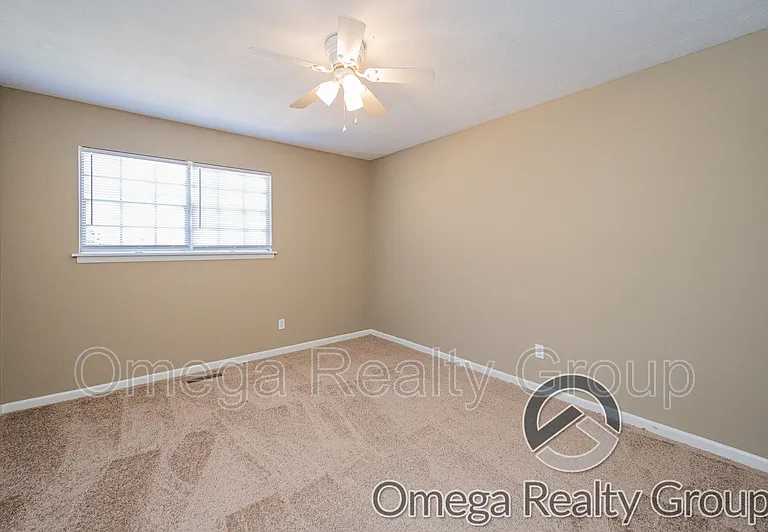 504 Roselle Ln — Photo 23