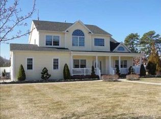7 Gibbons Ct, Sayville, NY 11782
