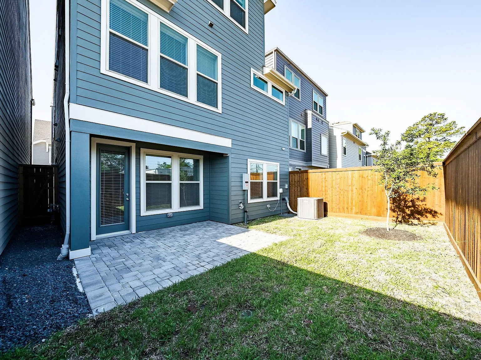 3 bed, 3.5 bath, 2417 sqft, $3,600 — Photo 4