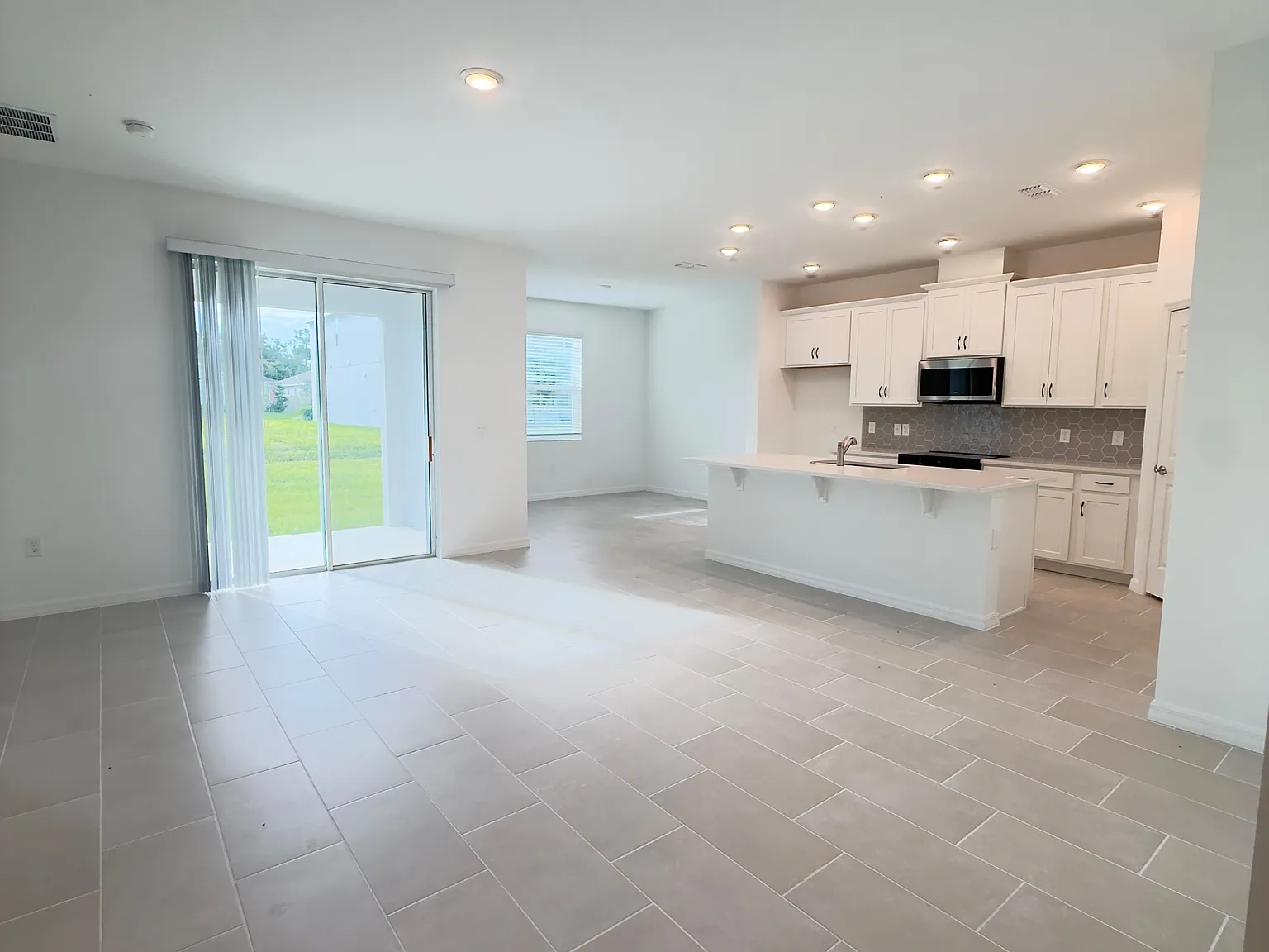 4 bed, 1923 sqft, $2,500 — Photo 2