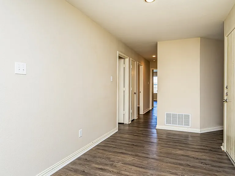 1118 Antoinette Dr — Photo 3