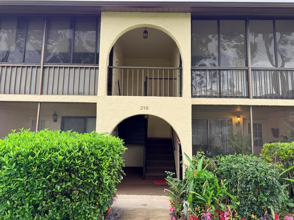 318 Knotty Pine Circle #D-2, Greenacres, FL 33463