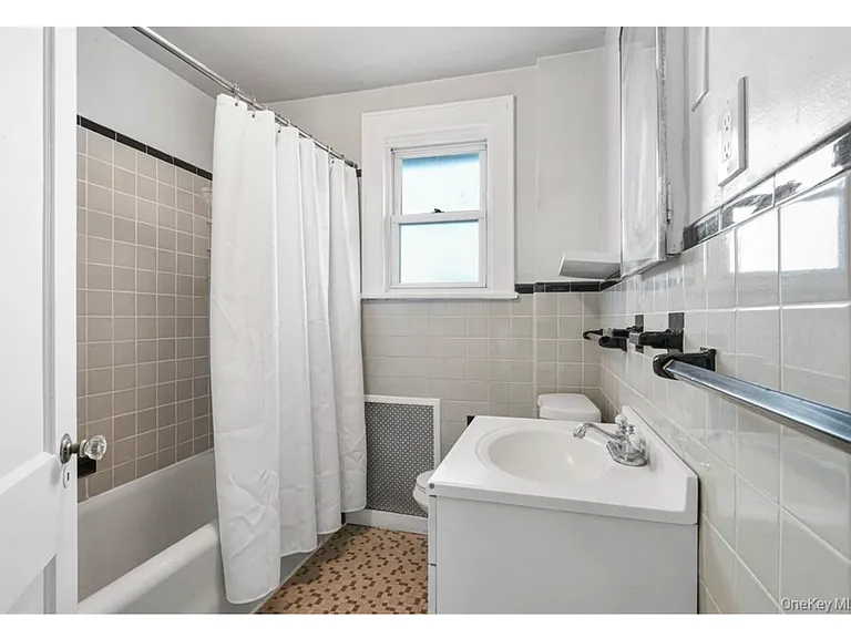 Hall bath on 2nd floor