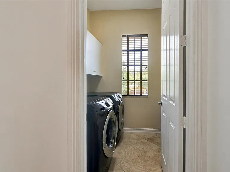 10640 NW 83rd Ct — Photo 36