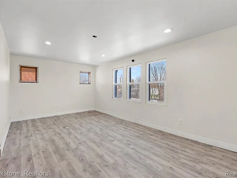 5533 Sheridan St — Photo 18