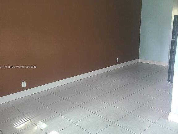 4th image of 820 SW 29th St #2
