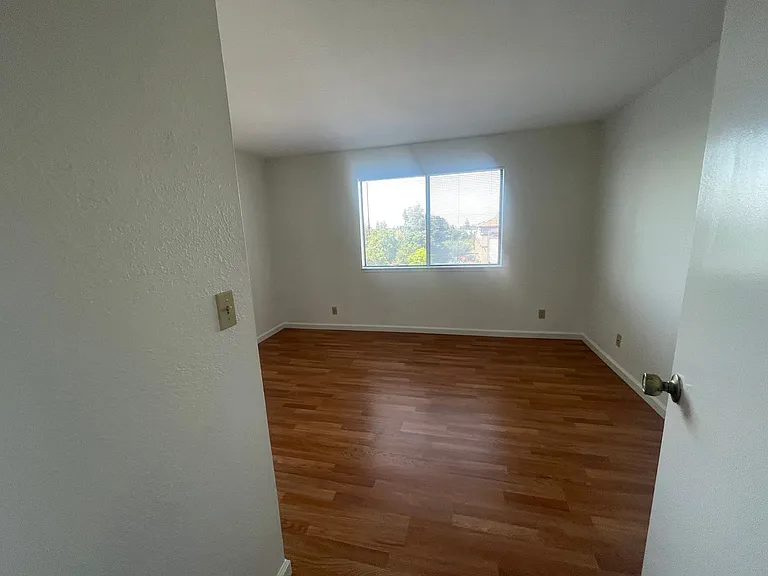 921 Fletcher Ln — Photo 5