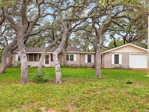 1521 S Mathis, Rockport, TX 78382