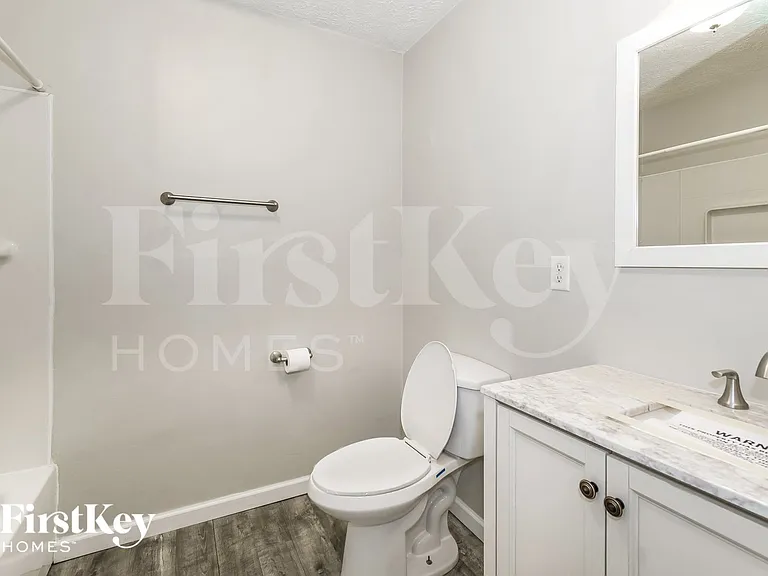 1032 E 3rd St — Photo 13
