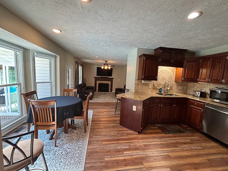 468 Derby Ln — Photo 6
