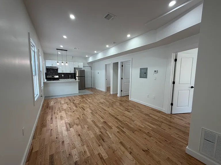 181 Woodside Ave #2F — Photo 2