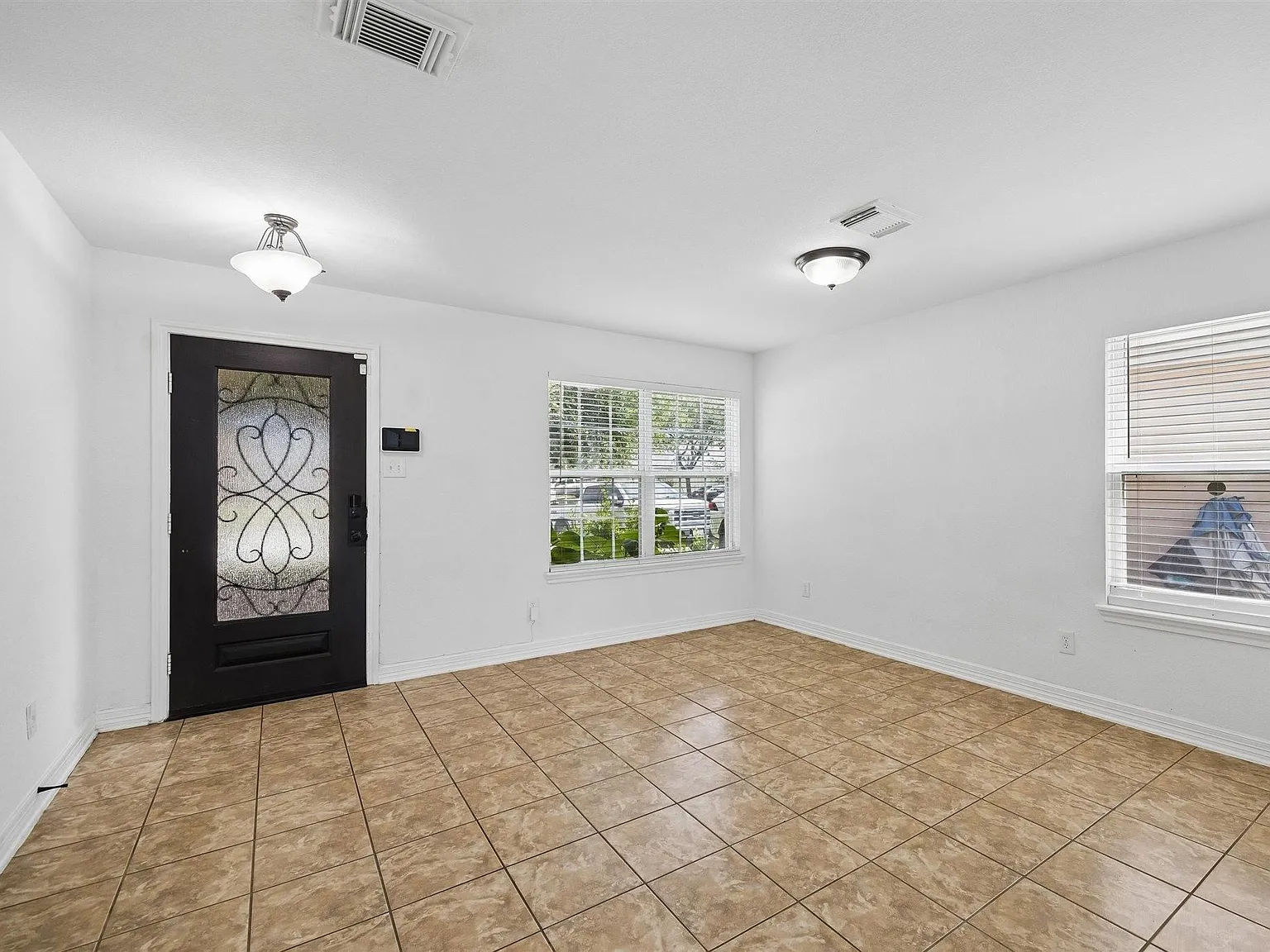 4 bed, 3.5 bath, 2080 sqft, $2,275 — Photo 3
