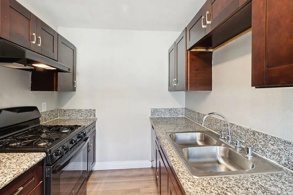 Park Crest Apartments — Photo 2