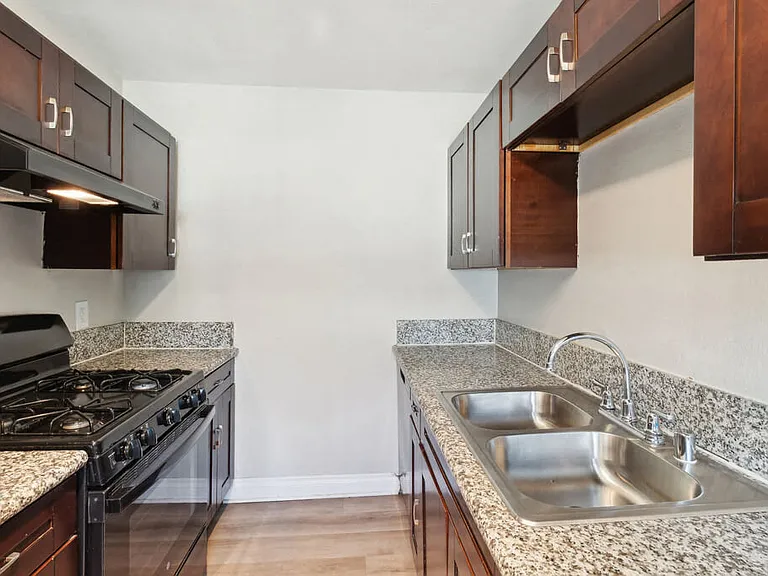Park Crest Apartments — Photo 2