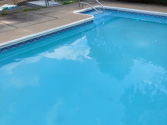 4th image of 394 Pinewoods Ave
