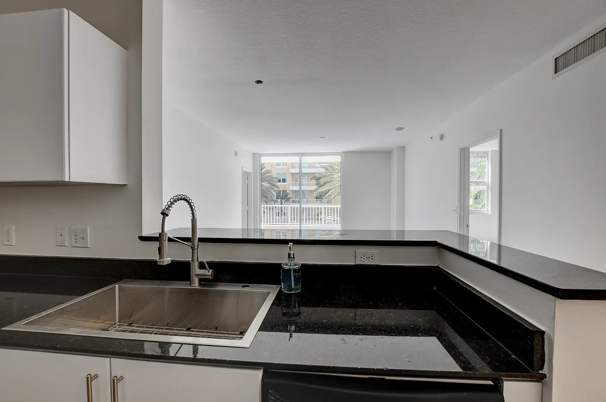 Building Photo - 700 E Boynton Beach Blvd #403