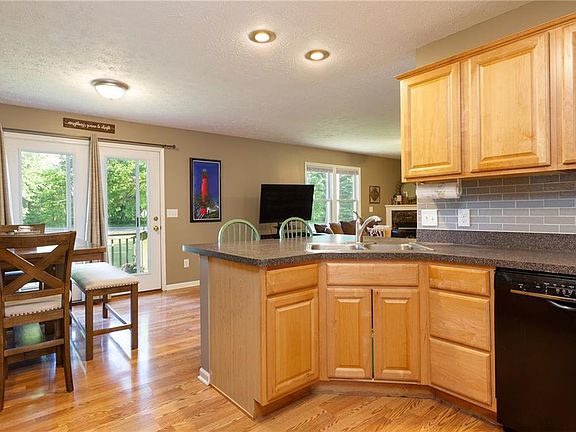 4th image of 4551 Howard Dr