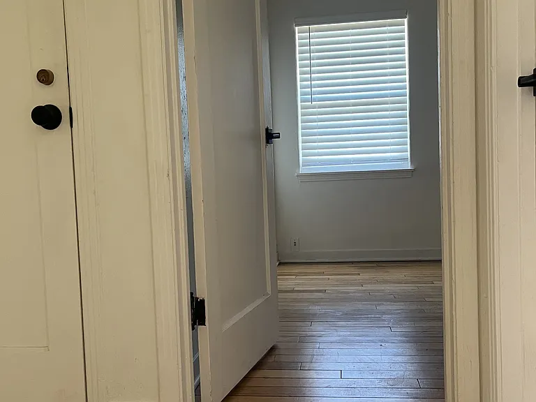 1302 Sampson St — Photo 3