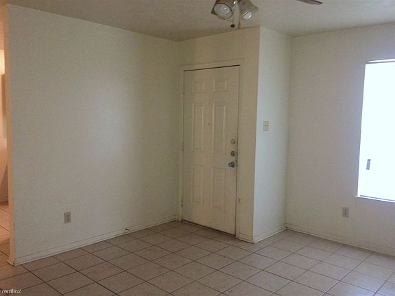 709-San-Saba-Living-1