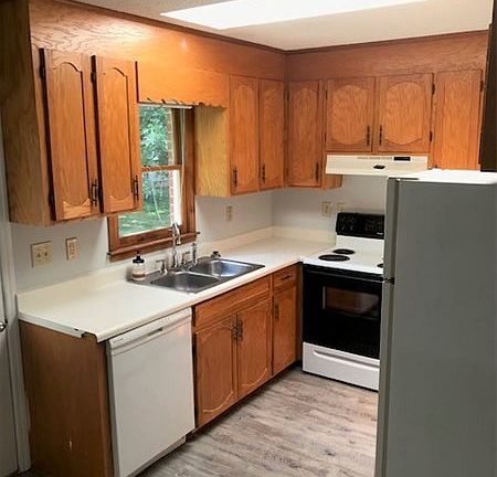 3rd image of 300B Forest Ln
