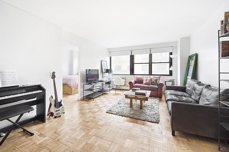 1st image of 210 E 15th St APT 4M