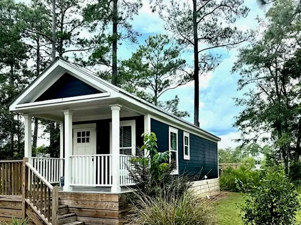 203 Oakcrest Dr, Freeport, FL 32439