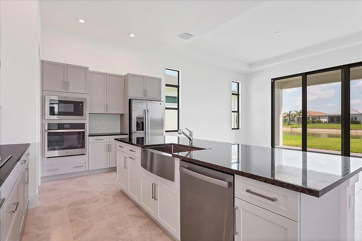 3 bed, 3.0 bath, 2129 sqft, $3,500 — Photo 2