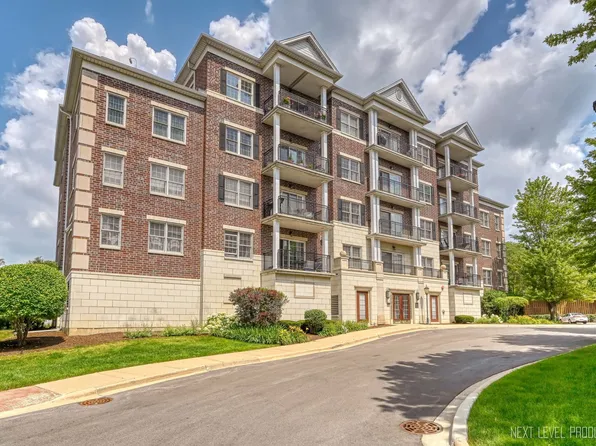 446 McDaniels Cir APT 403, Clarendon Hills, IL 60514