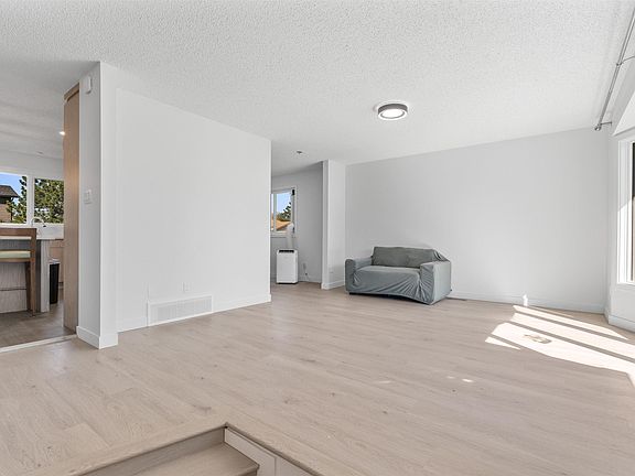5th image of 10612 10th Ave NW