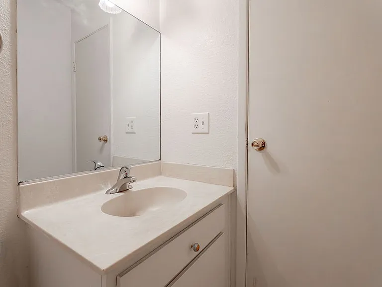 1722 E University Ave #7 — Photo 14