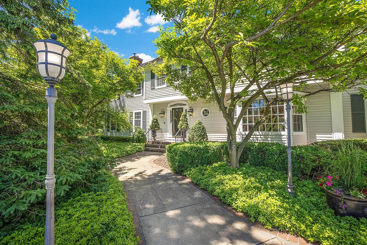 8425 North River Rd, River Hills, WI 53217 Zillow