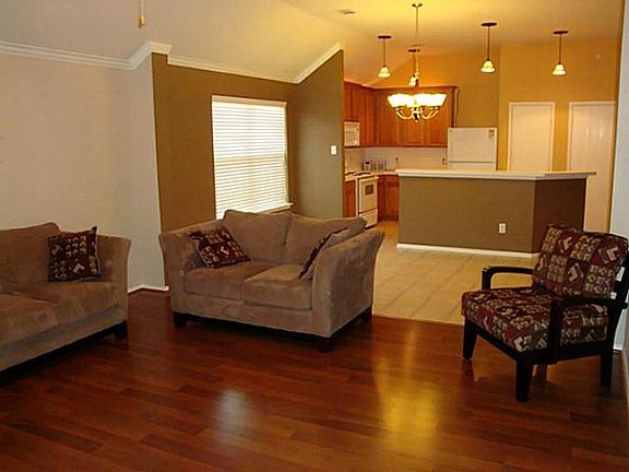 4th image of 1115 Red Robin Dr