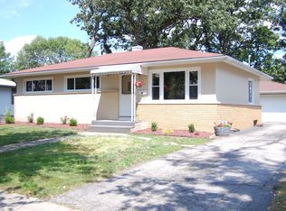 226 Crestview Ln, Crown Point, IN 46307