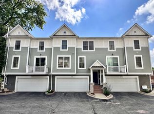 415 N President St APT B, Wheaton, IL 60187