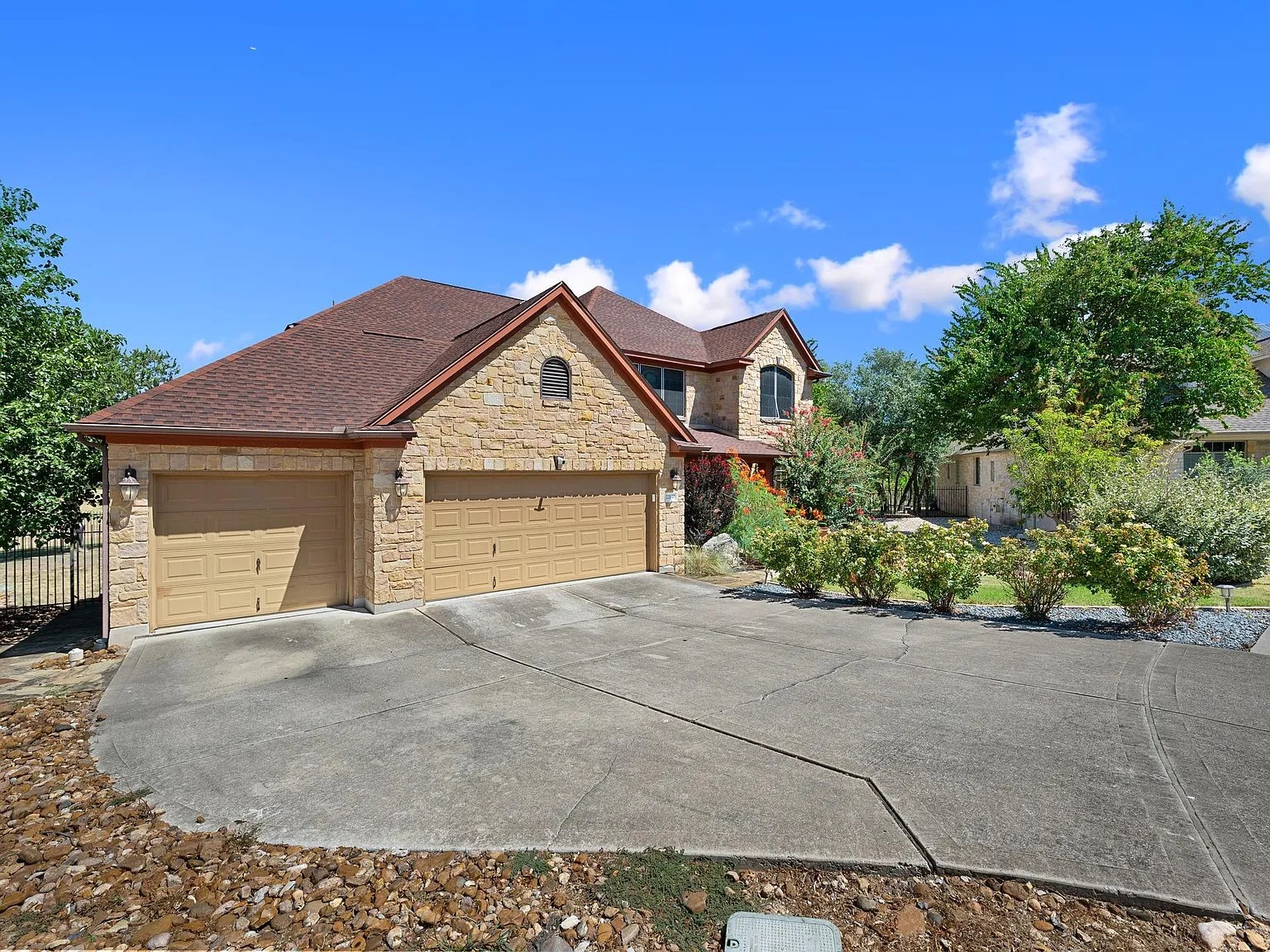 6 bed, 4.0 bath, 3288 sqft, $4,390 — Photo 2