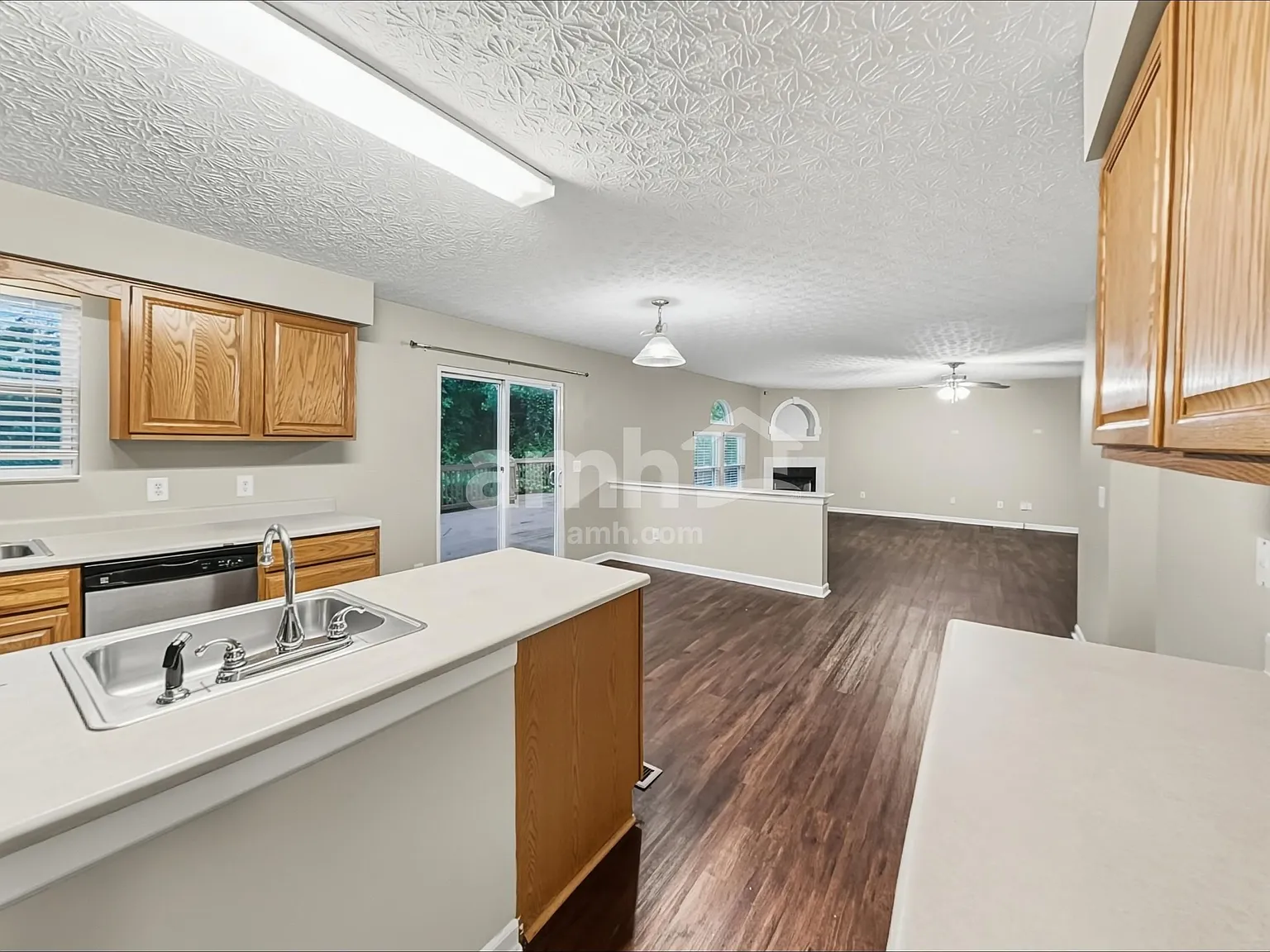 4 bed, 3.5 bath, 3160 sqft, $3,200 — Photo 3