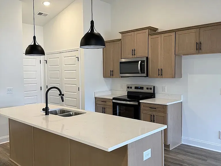 2092 Melanie Dr — Photo 3