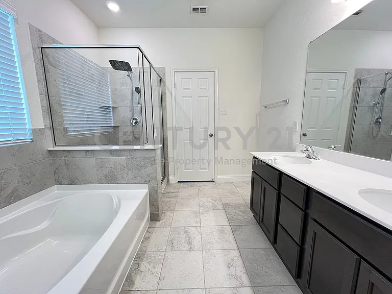 2605 Warren Ln — Photo 8