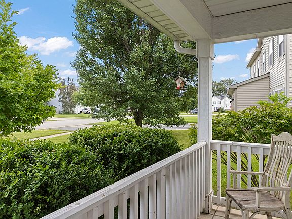 4th image of 317 Waubonsee Dr