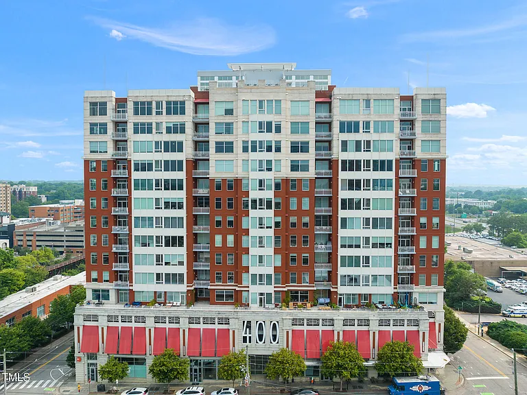 400 W North St — Photo 1