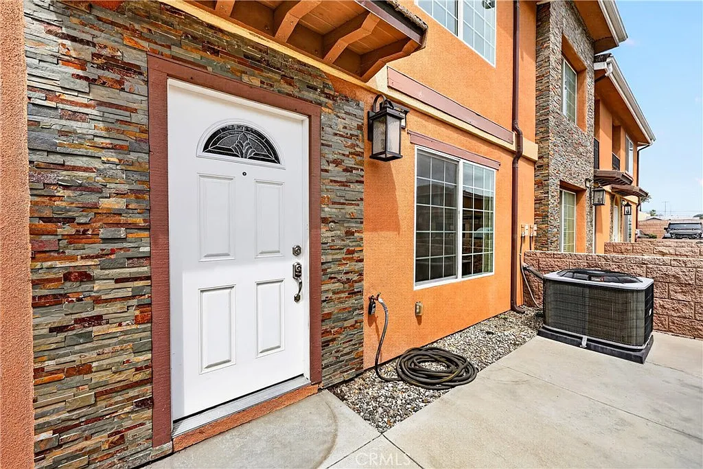 3 bed, 2.5 bath, 1465 sqft, $3,150 — Photo 3