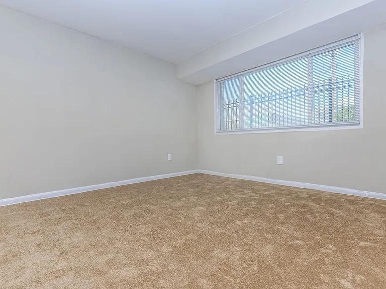 Regency Court Apartments — Photo 43