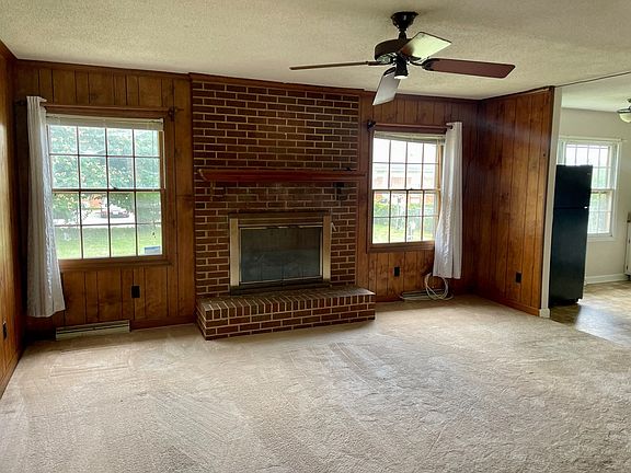 3rd image of 602 Edgewood Ln