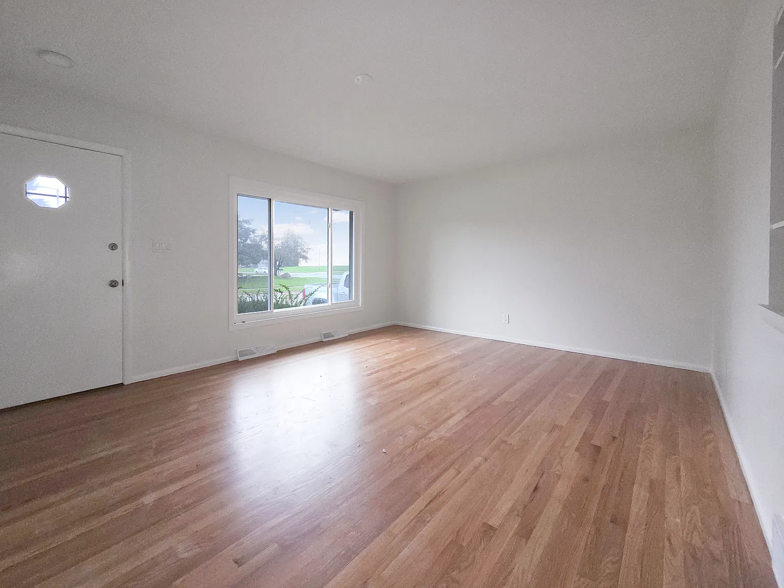3 bed, 1.5 bath, 1018 sqft, $2,950 — Photo 2