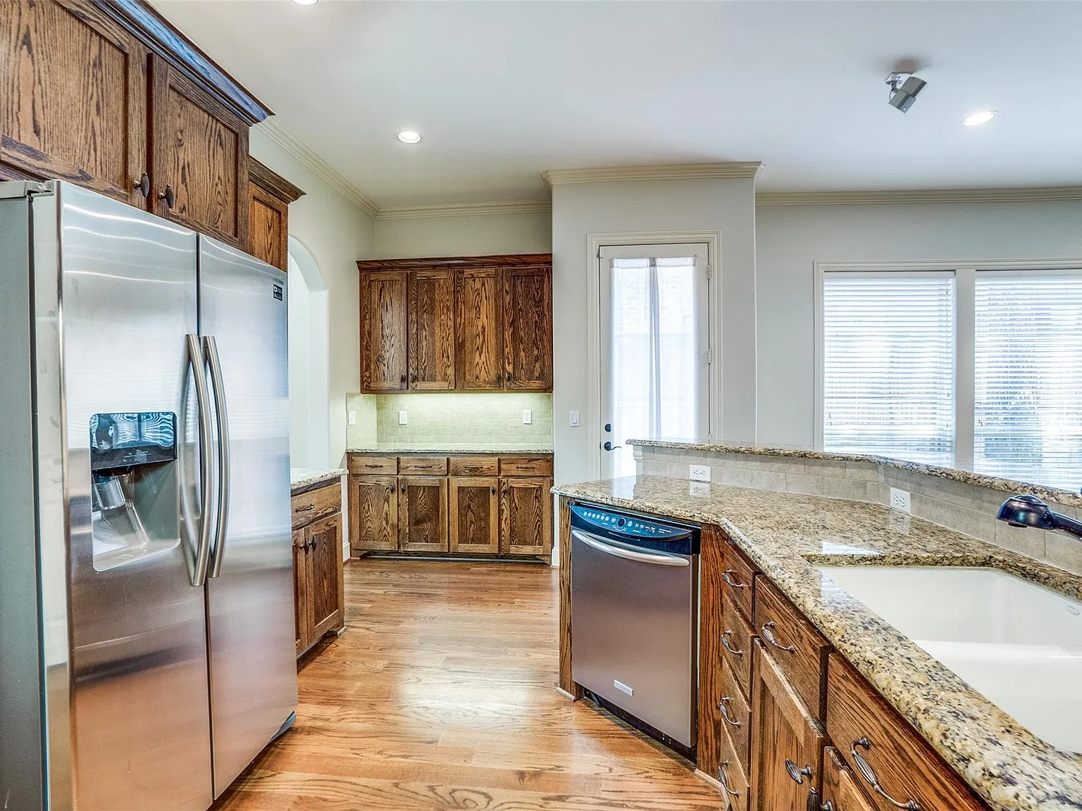 3 bed, 2.5 bath, 2610 sqft, $5,300 — Photo 3