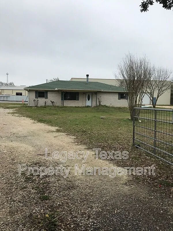 4 bed, 2.0 bath, 1787 sqft, $1,800 — Photo 2
