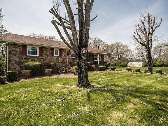 3rd image of 160 Oaks Dr