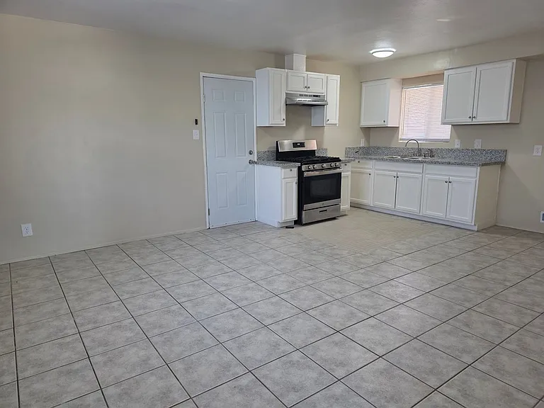 2805 Cambria Ave — Photo 4