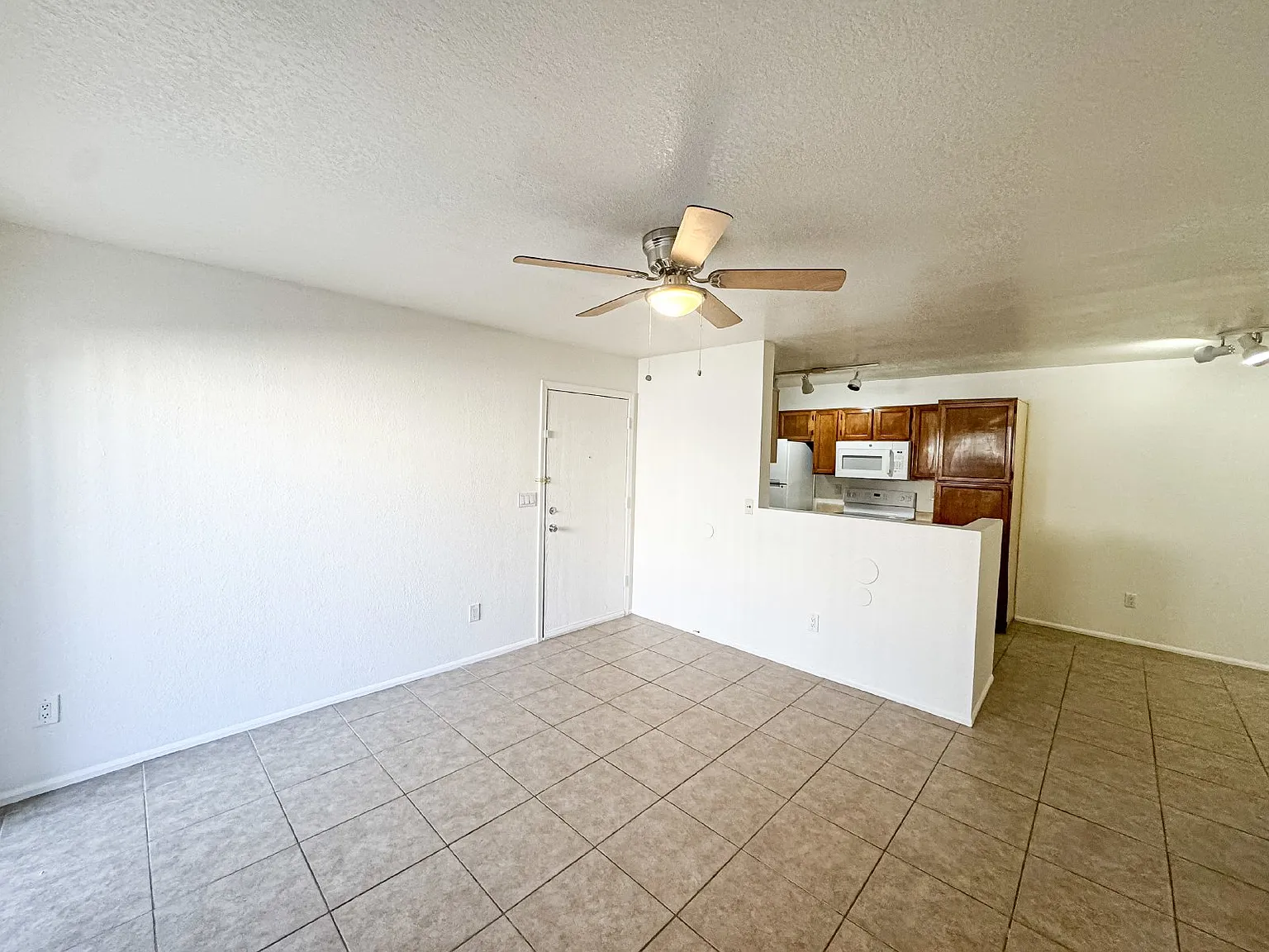 2 bed, 2.0 bath, 898 sqft, $1,400 — Photo 4