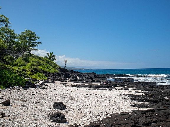 2nd image of 75-6060 Alii Dr